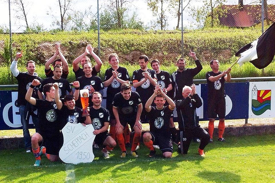 Es ist geschafft: Der SV Scheppach holte sich vorzeitig die Meisterschaft in der B-Klasse West 2. Nach dem Titelgewinn auf dem Fußballplatz gab´s die große Sause im Sportheim.