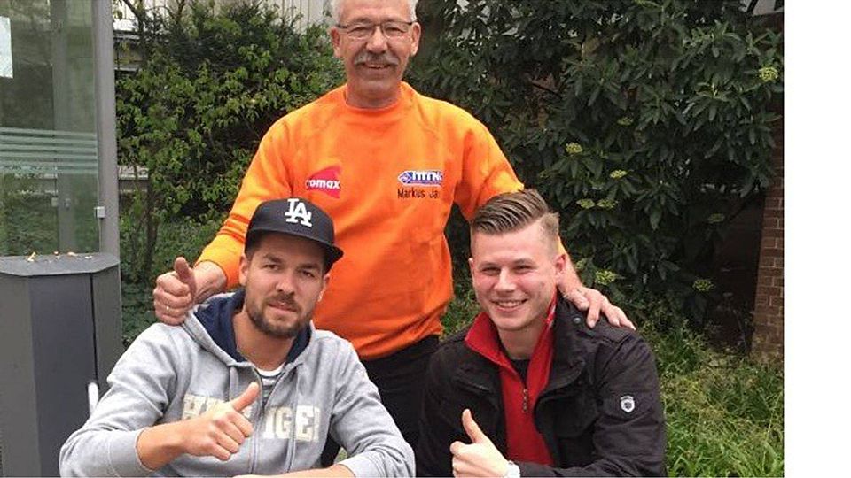 Alkenraths Teammanager Frank Degen und Stürmer Kevin Kakanowsky (re) besuchten Denis Janus (li.), den verletzten Torwart des SC Brücken ver