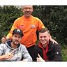 Alkenraths Teammanager Frank Degen und Stürmer Kevin Kakanowsky (re) besuchten Denis Janus (li.), den verletzten Torwart des SC Brücken ver