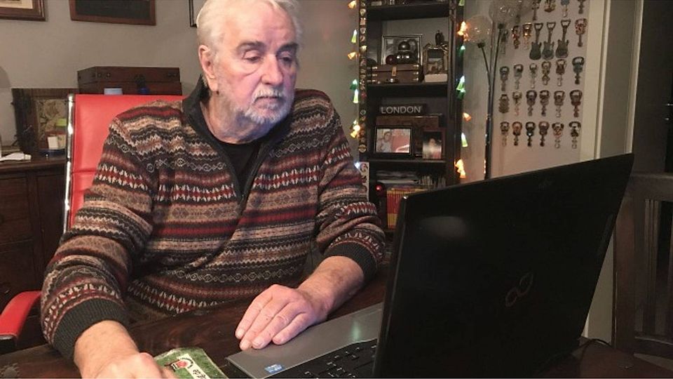 Unterwegs in Sachen VfB Straubing: Bert Hierl in seinem Wohnzimmer. F.:Privat