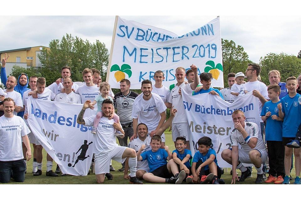 So feierte der SV Büchenbronn mit seinem Anhang den Aufstieg in die Landesliga nach dem Sieg im Wiederholungsspiel gegen die GU Türk. SV Pforzheim.