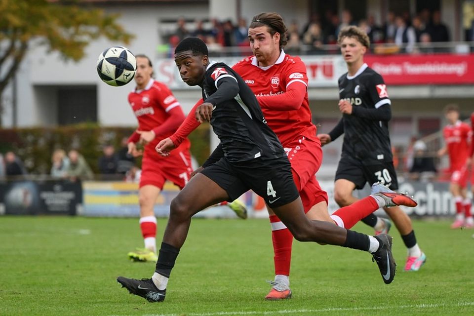 SC-Spieler Junior Atemkeng (vorne) und der Bahlinger Marco Rienhardt könnten im Regionalliga-Derby am Dienstag wieder aufeinander treffen. 