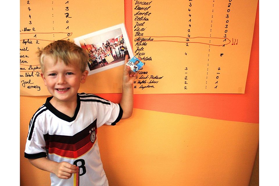 Stolz zeigt Augustin auf die Tipptabelle in seiner Kindergartengruppe. Er hat als Einziger das Ergebnis des Halbfinalspiels richtig getippt. 	(Foto: Julia Schilling)