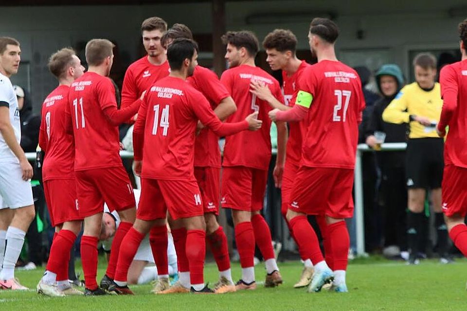 Wollen weiterhin Grund zum Jubeln haben: Die Spieler des VfB Hallbergmoos streben in Kirchheim den nächsten Sieg an. Dafür hat Coach Christian Endler extra auf Kunstrasen trainieren lassen.