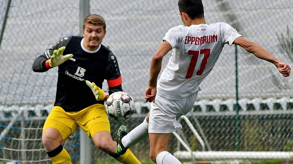 Benedikt Fath, Torwart des Landesligisten TuS Hohenecken und hier im Zweikampf mit Jan-Luca Hahn von der SG Eppenbrunn, wechselt im Sommer zum FK Pirmasens.
