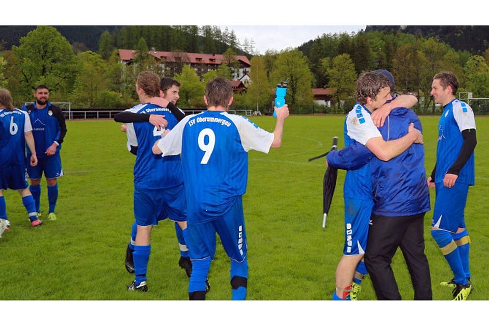 Freude pur: Die Fußballer des TSV Oberammergau bejubeln ihren Aufstieg in die A-Klasse. Bartl
