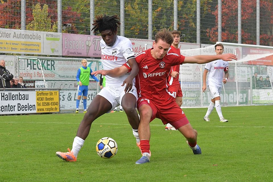 Das Hinspiel gewann Emmanuel Bamba (l.) mit dem SC Verl II 1:0 gegen Julius Wiedemann und die Victoria.