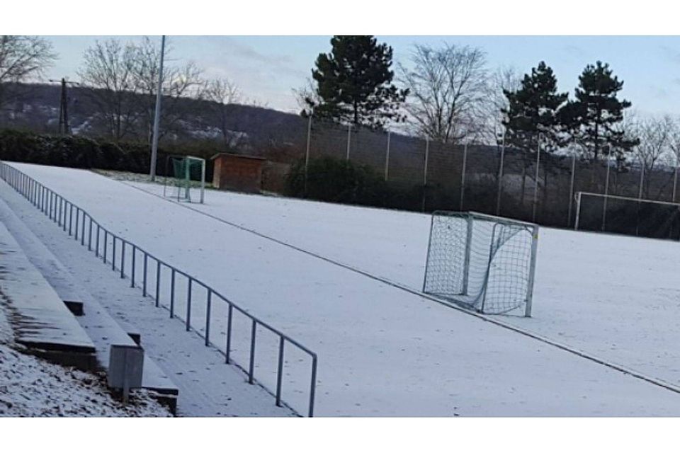 Gestern frei von Eis und Schnee, doch am Samstag von der weißen Pracht bedeckt und unbespielbar: Das neue Kunstrasen-Spielfeld an der Schönbeinhalle im Metzinger Stadtteil Neugreuth.  Alexander Mareis