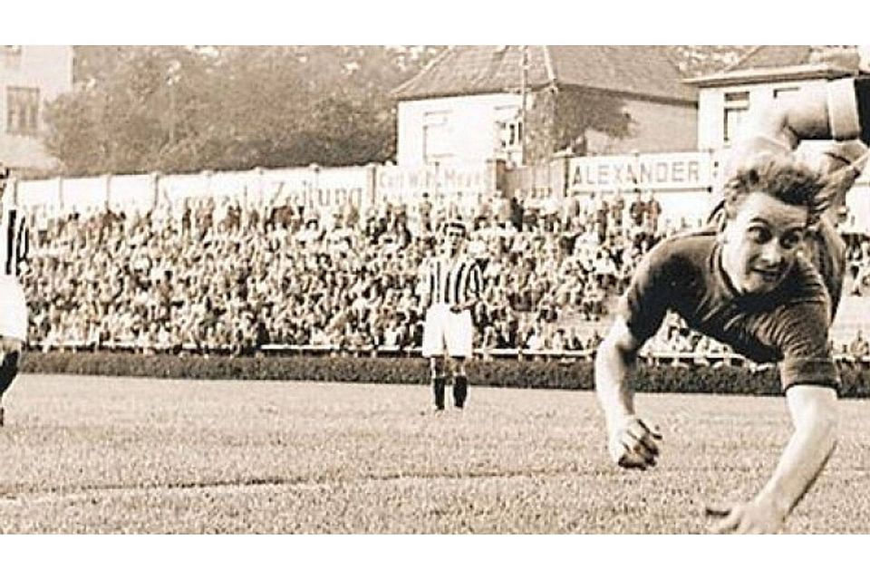 Da gab es noch eine Ligusterhecke am Spielfeldrand: Der VfB-Platz war mit seiner einzigartigen Stimmung gefürchtet. Die „Hölle des Nordens“ ist längst erloschen. Archiv