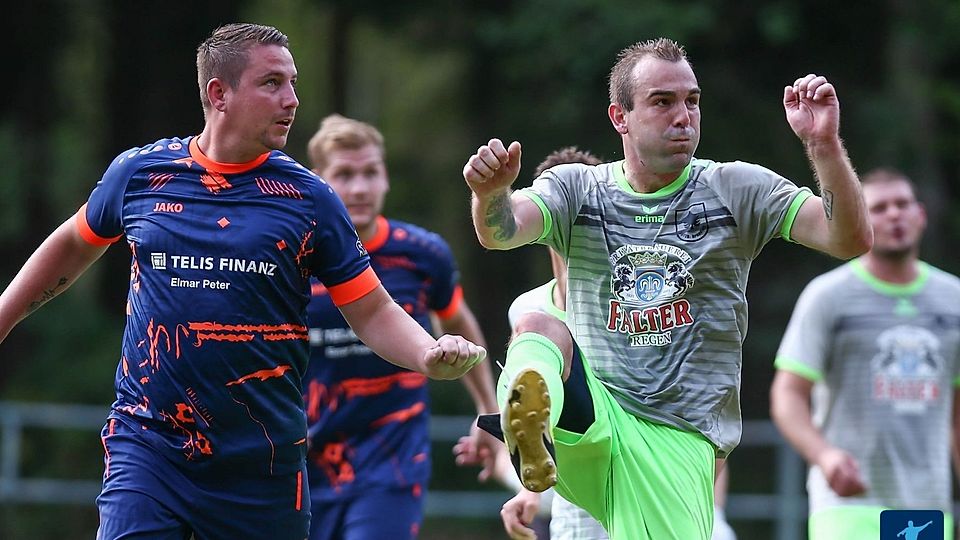Patrick Heinzl (rechts im Vordergrund) bildet beim SV Achslach ab sofort eine Trainer-Doppelspitze mit Mario Paukner
