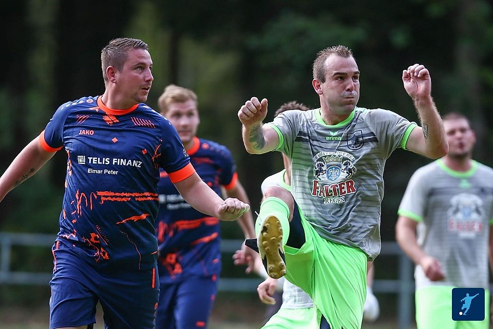 Patrick Heinzl (rechts im Vordergrund) bildet beim SV Achslach ab sofort eine Trainer-Doppelspitze mit Mario Paukner