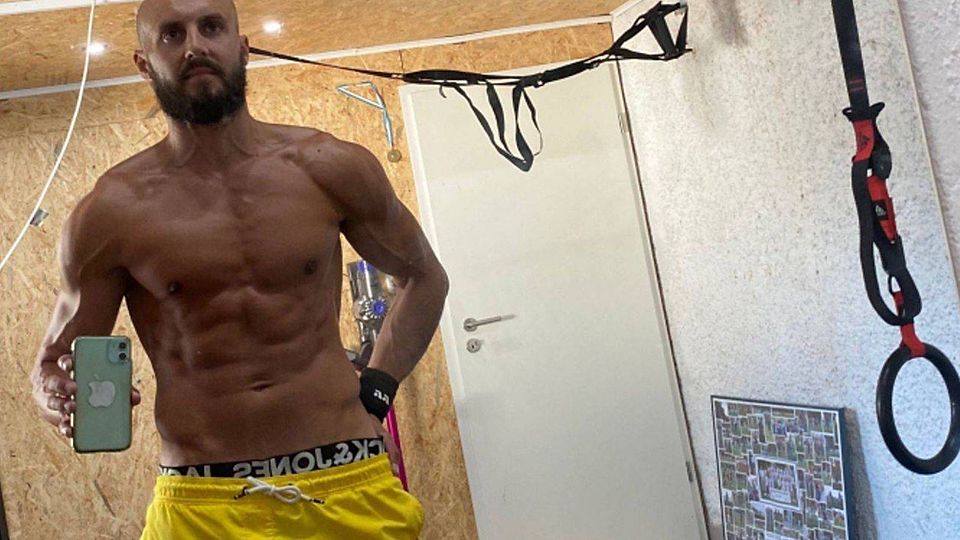 Garage als Fitnessraum: Florian Wolf lässt in der fußballfreien Zeit die Muskeln spielen – sechs- bis siebenmal in der Woche treibt er Sport.