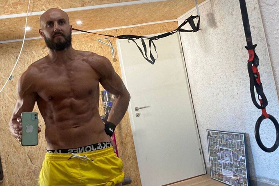 Garage als Fitnessraum: Florian Wolf lässt in der fußballfreien Zeit die Muskeln spielen – sechs- bis siebenmal in der Woche treibt er Sport.