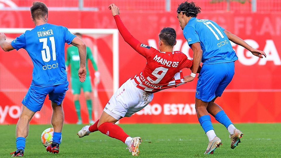 Es wird Zeit: Die Zweitvertretung des FSV Mainz 05 (hier in rot) will endlich auswärts punkten.