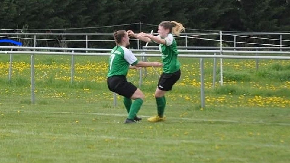 Johanna Oelke (l.) und Lea von Oertzen Becker (r.) verlassen Halle-Neustadt gen Einheit 