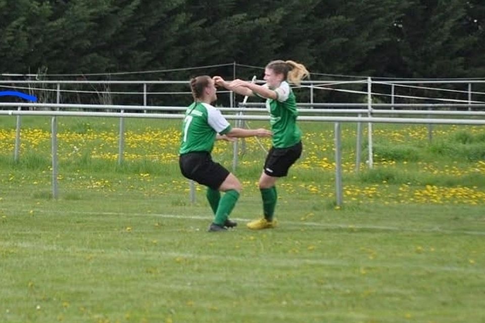 Johanna Oelke (l.) und Lea von Oertzen Becker (r.) verlassen Halle-Neustadt gen Einheit 