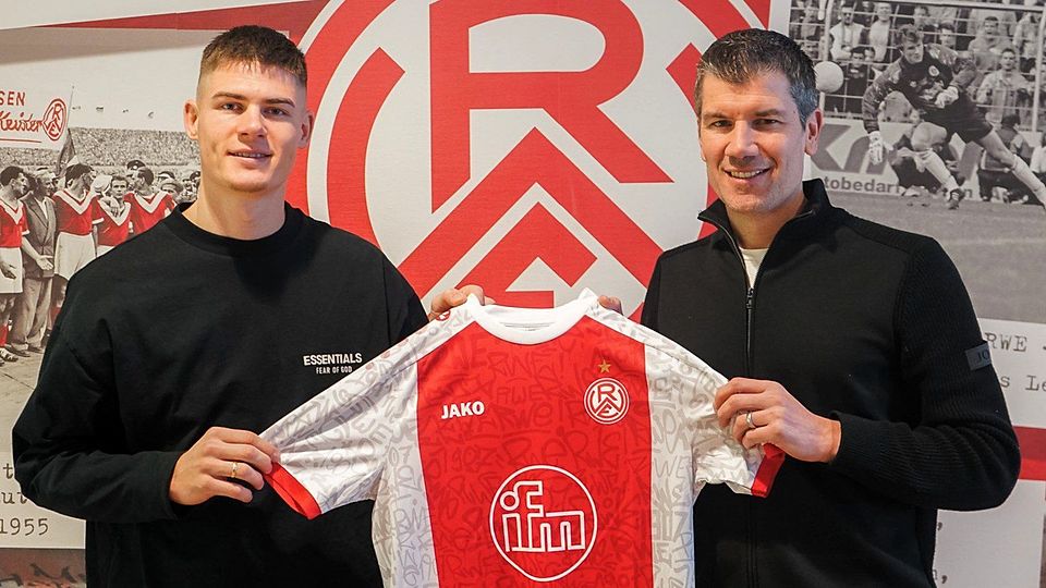 Danny Schmidt (links), hier mit RWE-Direktor Profifußball Marcus Steegmann, trägt ab sofort das rot-weisse Trikot. 