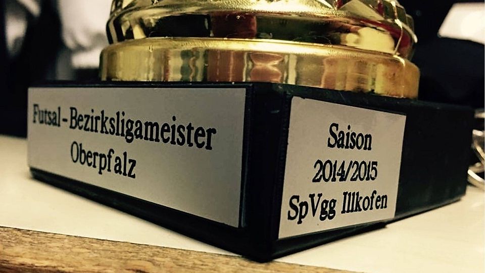 Da ist das Ding: die SpVgg Illkofen ist Meister der Futsal-Bezirksliga 14/15. F: privat