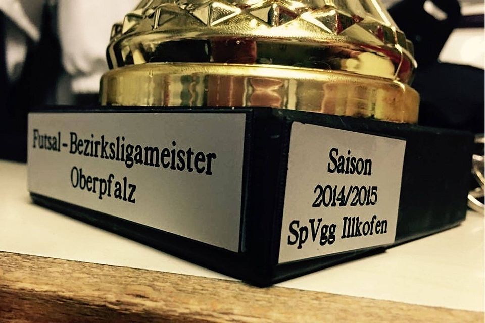 Da ist das Ding: die SpVgg Illkofen ist Meister der Futsal-Bezirksliga 14/15. F: privat