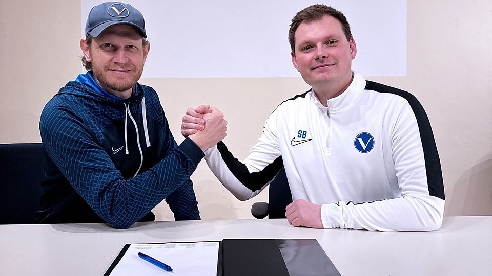 Auf gute Zusammenarbeit: Victoria-Manager Michel Massing (li.) und der zukünftige Trainer Sascha Bernhardt. 