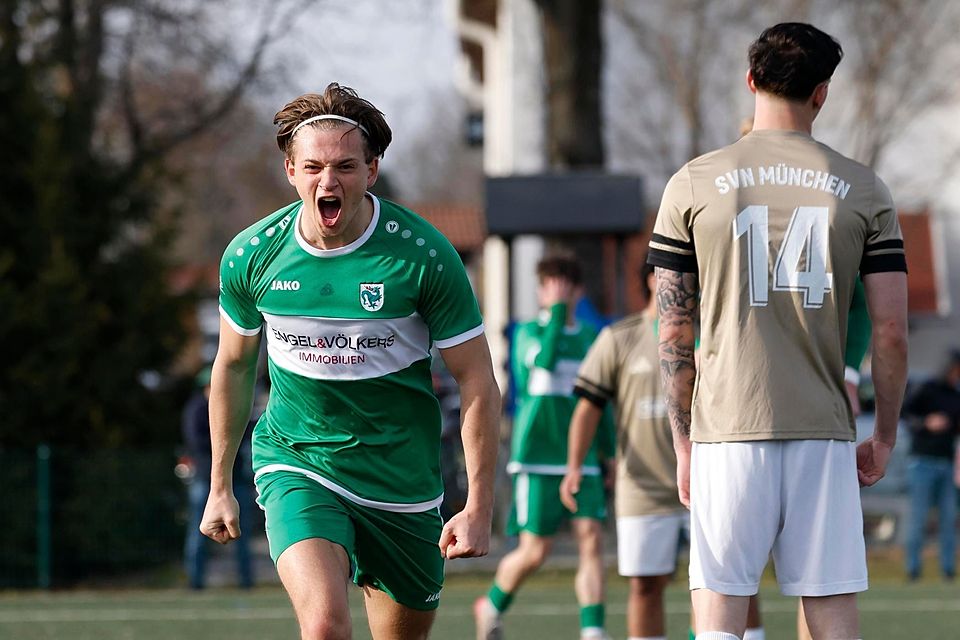 Erst das Gespött des Gegners, dann der Schrecken: Bastian Adelwart patzt beim Elfmeter, netzt später aber zum 1:0 ein. Erst das Gespött des Gegners, dann der Schrecken: Bastian Adelwart patzt beim Elfmeter, netzt später aber zum 1:0 ein.