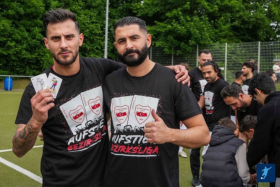 Türkiyemspor feierte bereits in Aufstiegsshirts.. Türkiyemspor feierte bereits in Aufstiegsshirts..