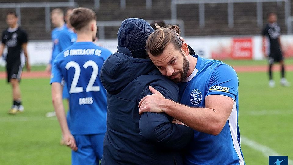 Kreuznacher Kuschelkurs: Co-Spielertrainer Deniz Darcan (rechts) ist nach dem Abgang von Gianni Auletta bester Torschütze der Eintracht.