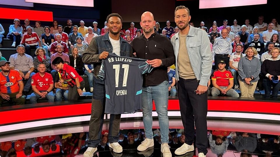 Bleibender Moment: Dirk Ostermann (Mitte) im Aktuellen Sportstudio mit dem Leipziger Lois Openda und ZDF-Moderator Sven Voss