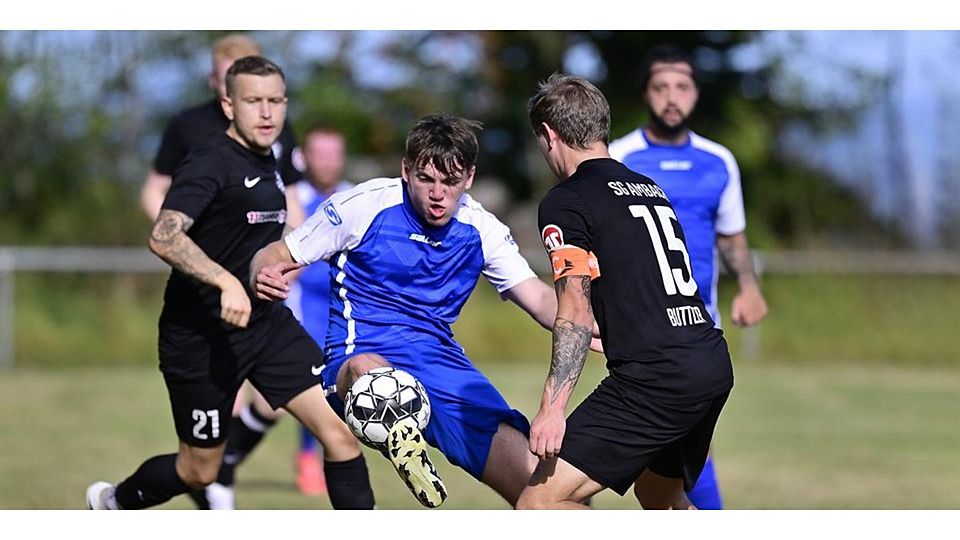 Alexander Hermann (Mitte) vom SSV Haigerseelbach legt den Ball an Justin Butler (r,) von der SG Ambach vorbei. Foto: Henrik Schneider Alexander Hermann (Mitte) vom SSV Haigerseelbach legt den Ball an Justin Butler (r,) von der SG Ambach vorbei. Foto: Henrik Schneider © Henrik Schneider