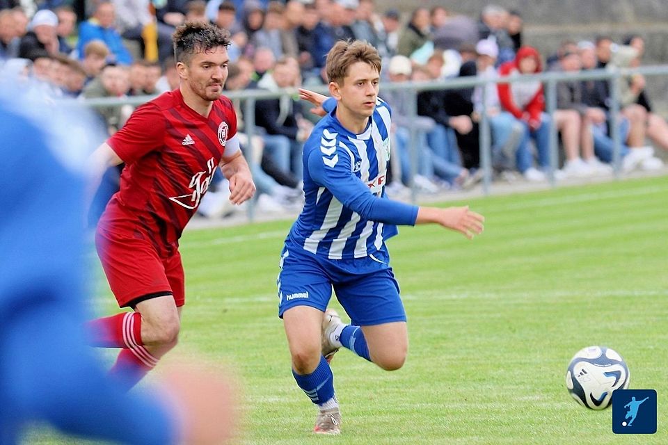 Marcel Petri (blau-weiße Streifen im Trikot von Großbardorf 2) ist der scheinbar perfekte Zugang für Rödelmaier. Marcel Petri (blau-weiße Streifen im Trikot von Großbardorf 2) ist der scheinbar perfekte Zugang für Rödelmaier.