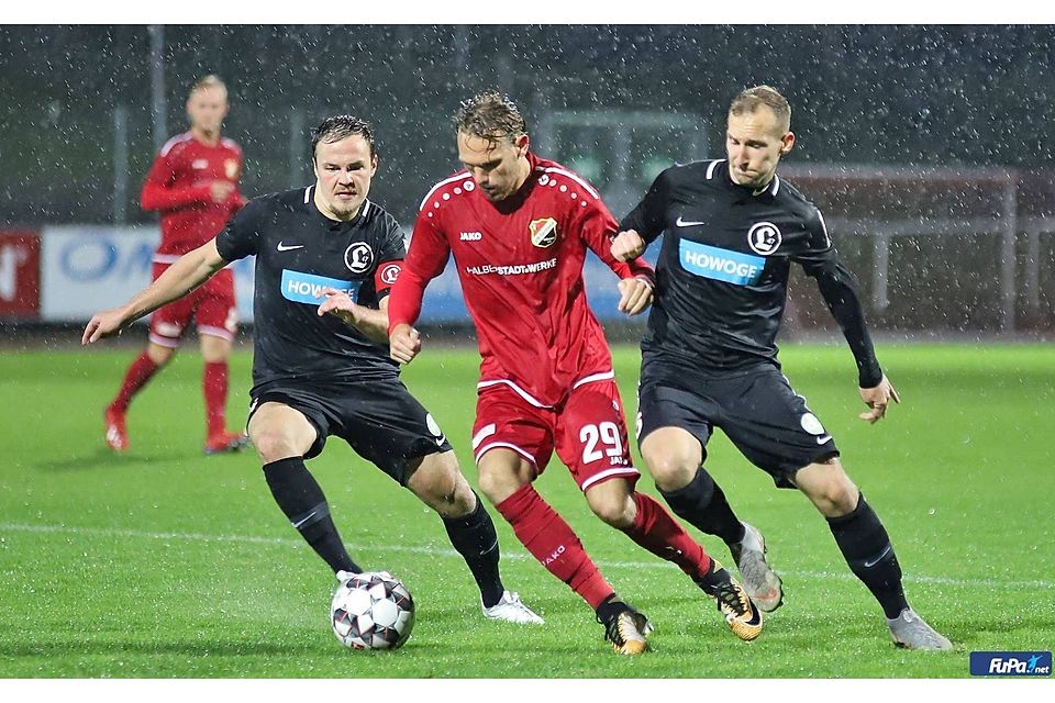 Halberstadt (in rot) setzte sich in Erfurt mit 1:0 durch.