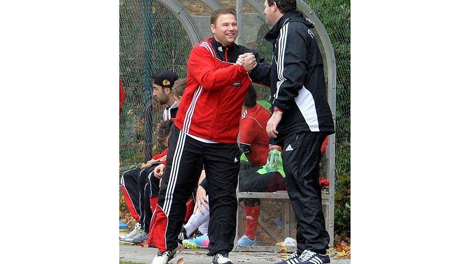 Als Bergisch Gladbachs Coach Markus Müller (l.) Wiehls Trainer Ingo Kippels begrüßt, ahnt er noch nicht, was auf ihn zukommt.