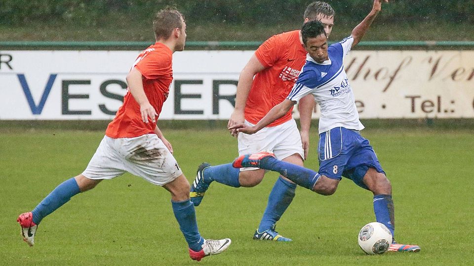 Zwei Tore erzielte Amin Rahmani (r.) beim Schwefinger 5:0-Pokalsieg über den VfL Weiße Elf Nordhorn.  Foto: Werner Scholz