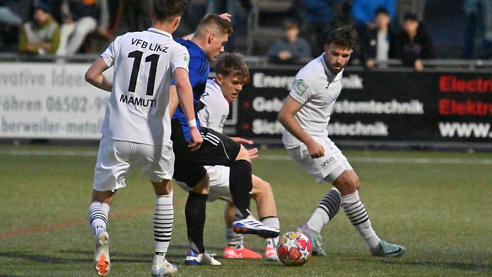 Von zahlreichen Zweikämpfen war die Partie am Winzerkeller geprägt. Hier sieht sich der Schweicher Alexander Schwarz gleich drei Linzern gegenüber.