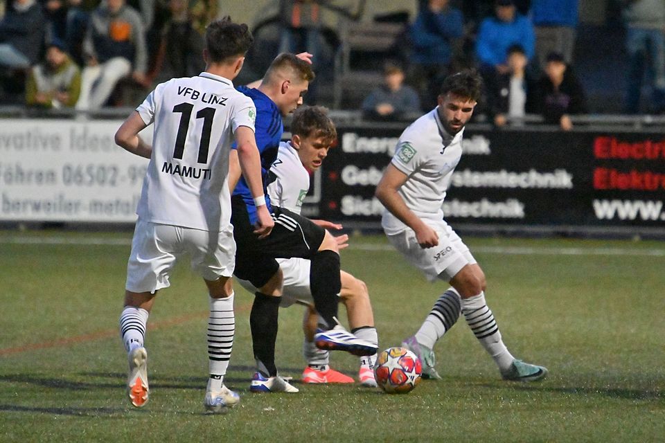 Von zahlreichen Zweikämpfen war die Partie am Winzerkeller geprägt. Hier sieht sich der Schweicher Alexander Schwarz gleich drei Linzern gegenüber.