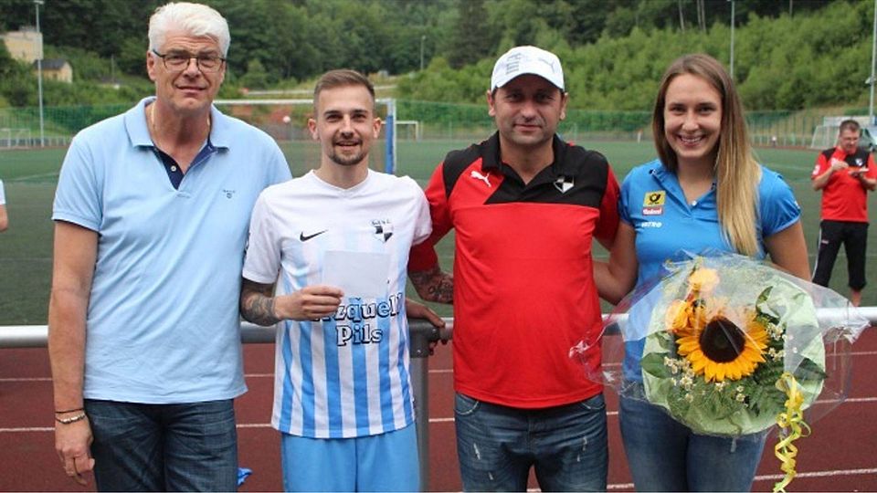 Erzquell-Repräsentant Harald Diehl (l.) und Schirmherrin Jacqueline Lölling (r.) überreichten Kapitän Steven Schäfer und Trainer Andreas Wieczorek einen Gutschein über 50 Liter Erzquell.   Fotos: Julian Kaiser