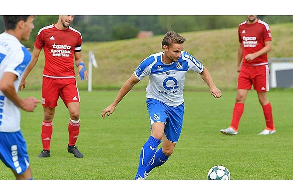 Stellte sich aufgrund der Personalnot beim Kissinger SC selbst im Sturm auf: Spielertrainer David Bulik (am Ball). Dieser taktische Trick zeigte Wirkung: Kissing gewann mit 3:2 in Babenhausen und Bulik machte den Siegtreffer.  Foto: Rudi Fischer