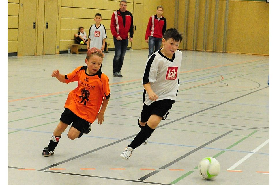 Der SV Buckenhofen hat wie der TSV Ebermannstadt keine Nachwuchssorgen. Hier kickt die E-Jugend der „Buckis“ (weiß) bei einem Hallenmatch gegen Uehlfeld (orange). (Foto: Roland Huber)