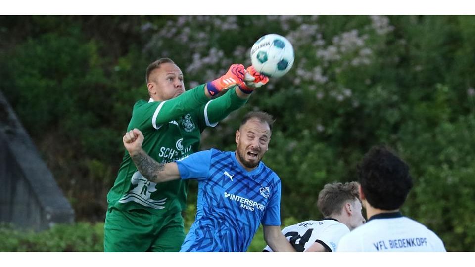 Domink Geiss ist Biedenkopfs Held des Abends. Hier behauptet sich der VfL-Tormann im Luftkampf mit Breidenbachs Goalgetter Felix Baum, im Elfmeterschießen glänzt er mit drei Parade © Jens Schmidt