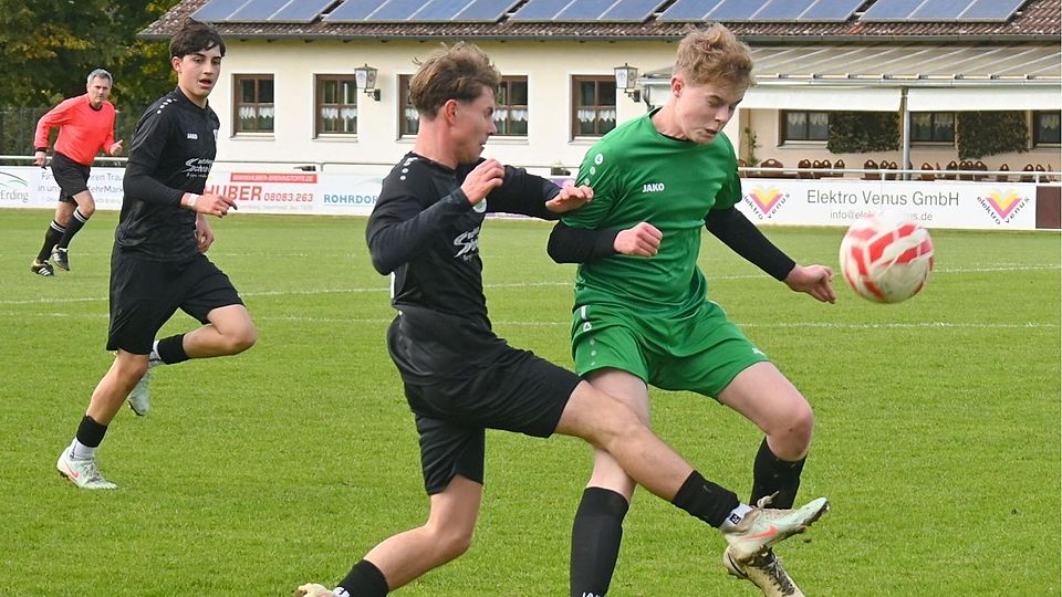 Augen zu und durch: Ein packendes Duell lieferten sich die beiden Teams, hier stellvertretend Reichenkirchens Luca Wirtz (r.) mit Berglerns Kilian Nagel (M.). Links hinten: Jakob Dudek vom SVE. Am Ende stand die erste Reichenkirchener Saisonniederlage.