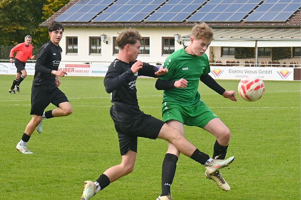 Augen zu und durch: Ein packendes Duell lieferten sich die beiden Teams, hier stellvertretend Reichenkirchens Luca Wirtz (r.) mit Berglerns Kilian Nagel (M.). Links hinten: Jakob Dudek vom SVE. Am Ende stand die erste Reichenkirchener Saisonniederlage.