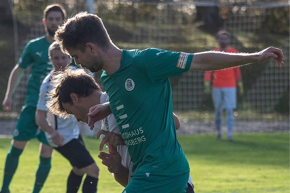 TSV-Verteidiger Stefan Niedermaier (vorne) setzte sich mit den Ebern durch.