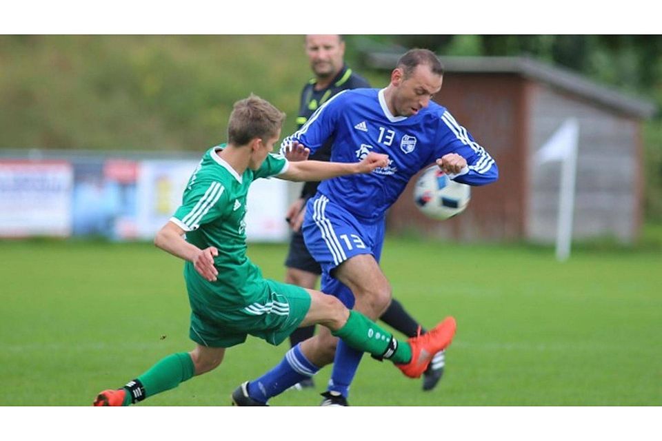 Der SV Aichstetten (rechts San Dalkiran) empfängt zum Saisonauftakt in der Fußball-Kreisliga B VI den FC Wuchzenhofen. Archivfoto: Josef Kopf