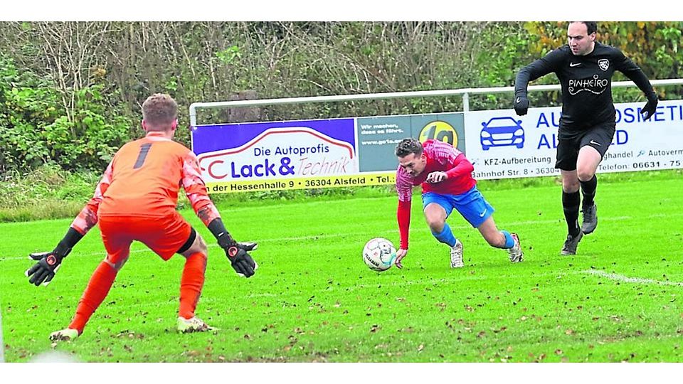 Leihgesterns Torjäger Christoph Dietrich kommt in aussichtsreicher Position ins Straucheln. Der starke SGAES-Keeper Jonathan Liebich und Christoph Ruppel beobachten die Szene gebannt. Foto: Luca Raab © Luca Raab