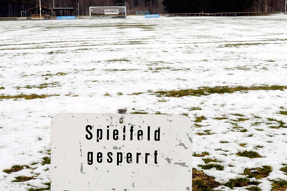Weil noch immer Schnee auf dem Platz liegt, ist der Punktspiel-Auftakt des TSV Landsberg gefährdet.   F.: Archiv