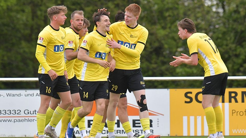 Nicht nur von Tom Stickling (r.) gibt es am Sonntag Applaus für die Kaunitzer Doppel-Torschützen Lennart Brink (2. v. r.) und Gian Manuel Pieper (3. v. r.). Auch Trainer Levent Cayiroglu ist nach dem 6:3-Sieg seines FCK begeistert.