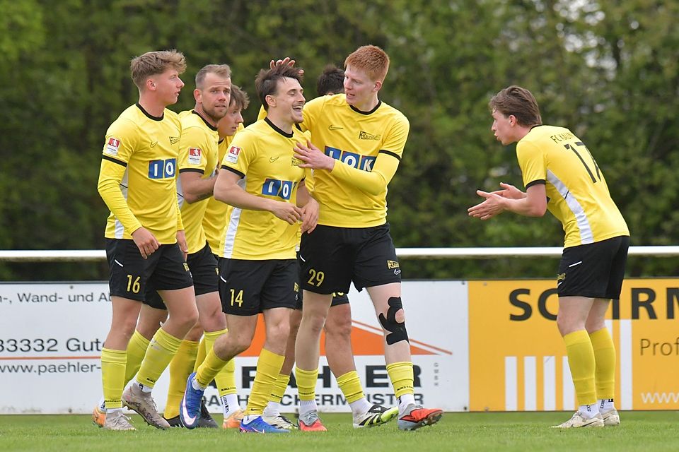 Nicht nur von Tom Stickling (r.) gibt es am Sonntag Applaus für die Kaunitzer Doppel-Torschützen Lennart Brink (2. v. r.) und Gian Manuel Pieper (3. v. r.). Auch Trainer Levent Cayiroglu ist nach dem 6:3-Sieg seines FCK begeistert.