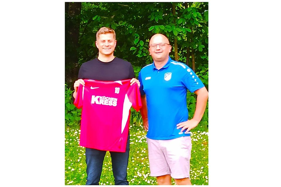 Der sportliche Leiter des FC Edenstetten, Andreas Artmeier (rechts), begrüßt Rückkehrer Andreas Ober.
