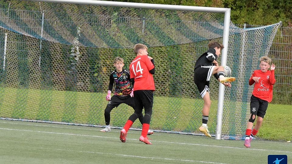 Neben dem Kunstrasenplatz des SV Burgweinting kam es am Samstag zum Eklat.