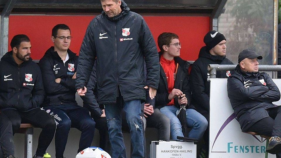 Abgang: Gerry Huber (stehend) ist nicht mehr für die Kicker der SpVgg Hankofen verantwortlich.
